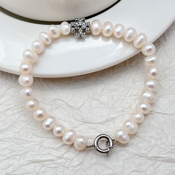 Tory Burch Elegant Pearl bracelet with Silver tory Burch logo with diamond - Picture 6 of 6